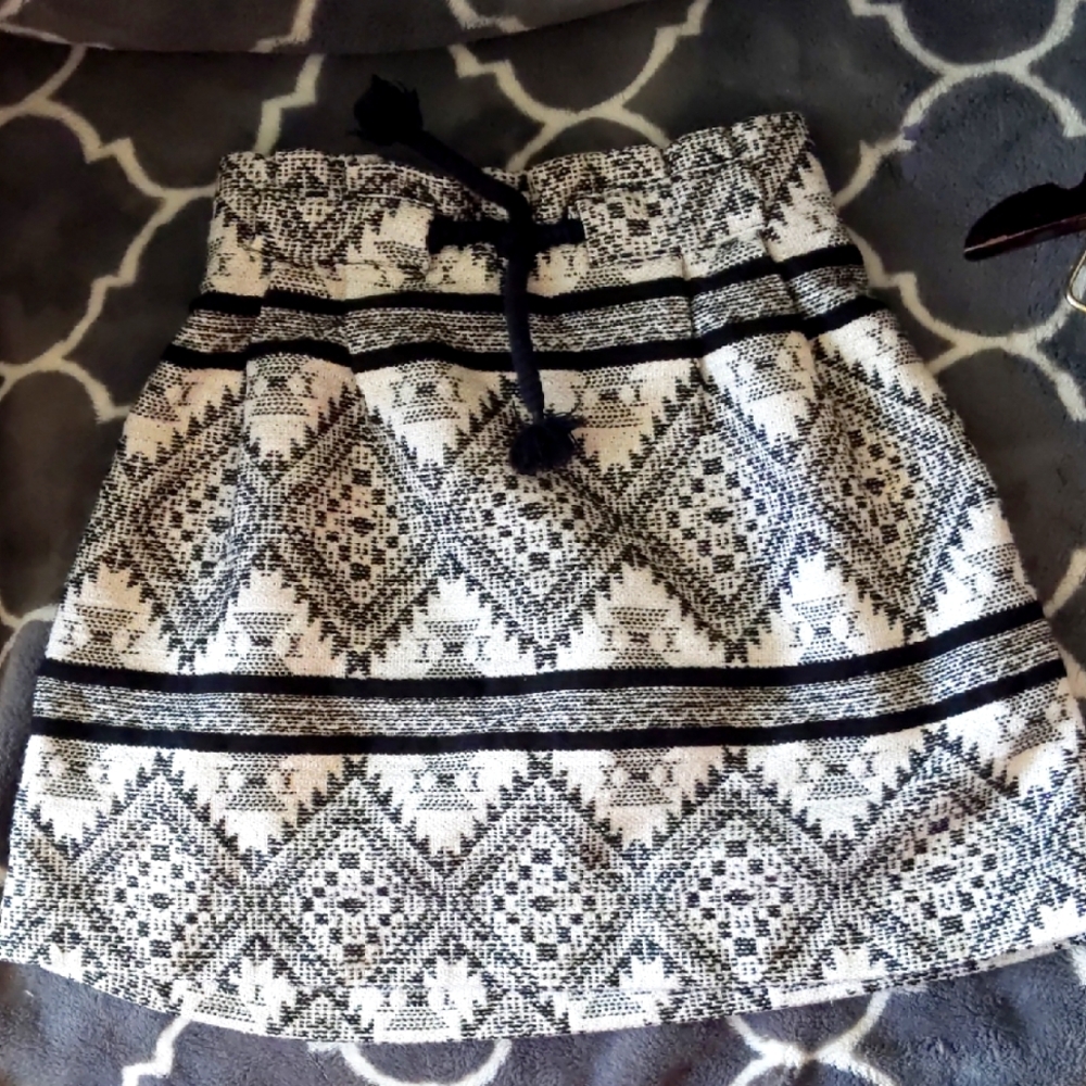 Zara Kids Size 11-12 Elegant Black and White Patterned Skirt